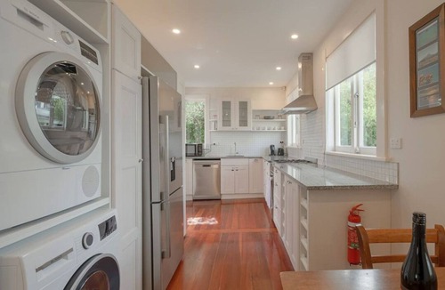 Takapuna Apartment | Charming Takapuna Residence|by Furnished Rentals