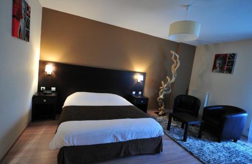 Chasseneuil-du-Poitou Hotel | Chateau du Clos de la Ribaudiere - Teritoria