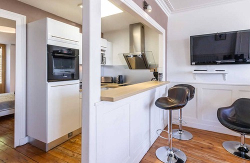 Granville Apartment | Comfortable apartment with terrace and annex, linens included, WiFi in Granville