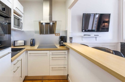 Granville Apartment | Comfortable apartment with terrace and annex, linens included, WiFi in Granville