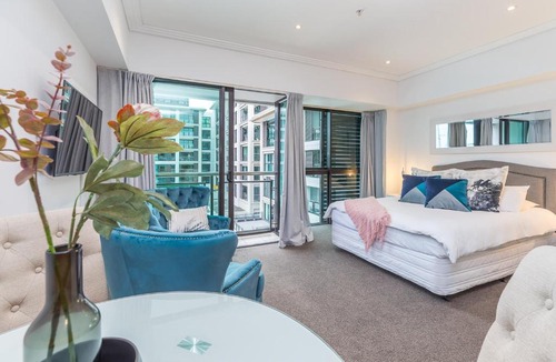 Auckland Central Business District Apartment | Comfortable & Cozy - Newly Furnished 'Quays'