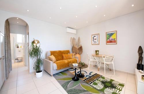 Sanary-sur-Mer Apartment | Confortable T2 vue mer avec terrasse aménagée et parking privé, plage et port à pied