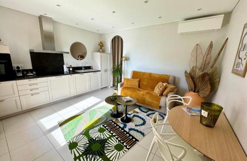 Sanary-sur-Mer Apartment | Confortable T2 vue mer avec terrasse aménagée et parking privé, plage et port à pied