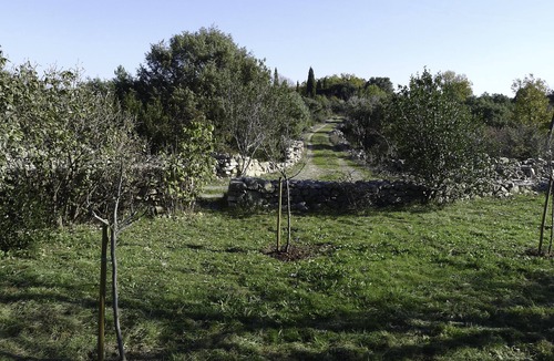 Les Vans Cottage | Contemporary gîte in a charming residence.