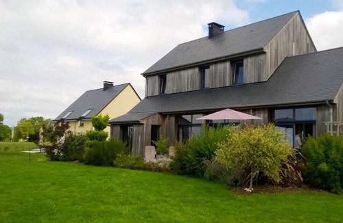 Dragey-Ronthon Cottage | Contemporary house with enclosed garden, terrace and bay views