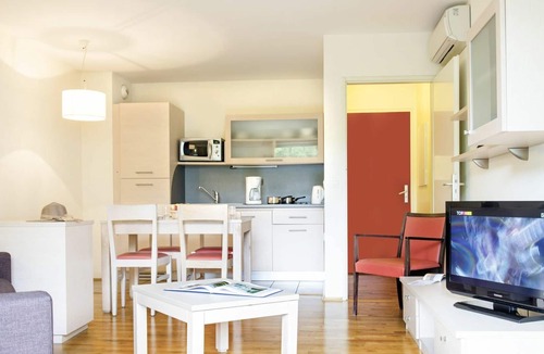 Divonne-les-Bains Apartment | Cosy apartment for 4 guests with hot tub, pool, WIFI, A/C, TV, terrace, pets allowed and parking