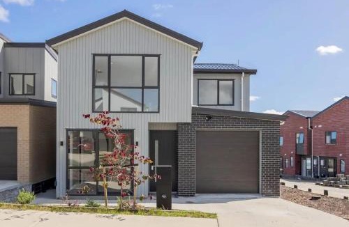 Silverdale House | Cosy & Independent access Bedroom in Hibiscus Coast