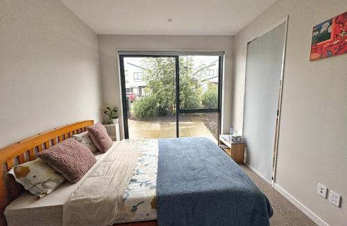 Silverdale House | Cosy & Independent access Bedroom in Hibiscus Coast