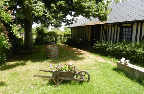 Calleville Cottage | Cottage 3 Cows: fireplace, swimming pool and jacuzzi