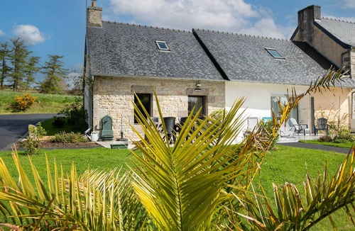 Guerlesquin Villa | Cottage 'Gite Avec Piscine 20min Plage' with Private Pool, Private Terrace and Wi-Fi
