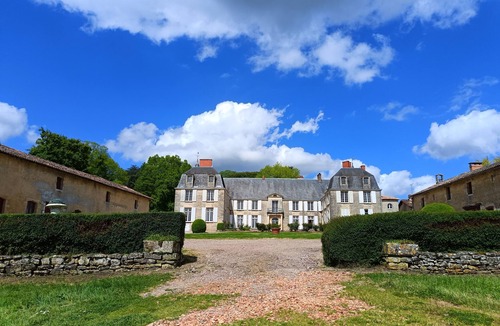 La Chapelle-Baton Cottage | Country House in the Heart of the Wooded Park of a Castle