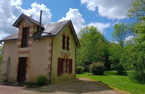 La Chapelle-Baton Cottage | Country House in the Heart of the Wooded Park of a Castle