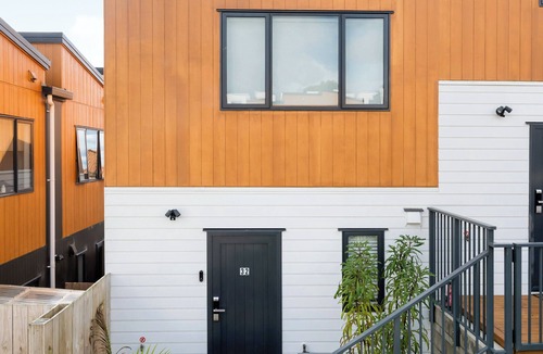 Massey House | Cozy 2-bedroom townhouse in charming west Auckland with WiFi, AC - Free Carpark
