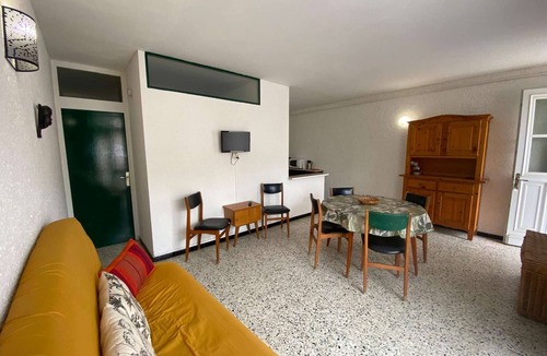 Port-la-Nouvelle House | Cozy 3-Room House, 6 Sleeps, Near Beach & Shops, 2 Terraces, Pet Friendly