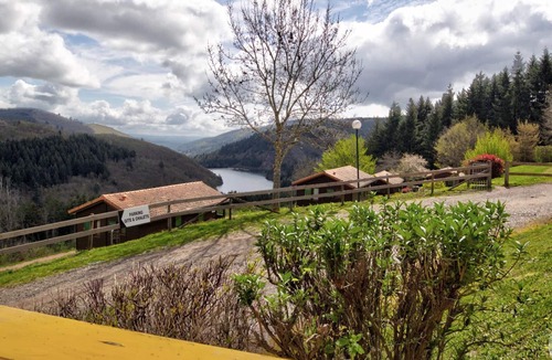 Les Noes Cottage | Cozy Chalet with Private Terrace, Fishing Pond, and Access to Sports & Outdoor Activities