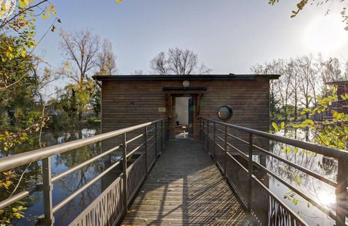 Veauchette Cottage | Cozy Chalets with Private Terrace by Lake, Near Saint-Étienne – Pet-Friendly, WiFi, Outdoor Activities