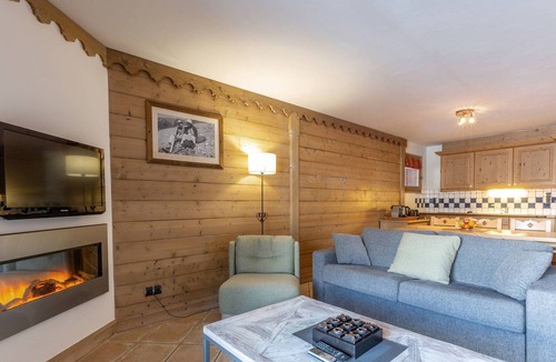 Saint-Martin-de-Belleville Apartment | Cozy apartment with pools and spa, ski-in/ski-out, 8 pers, fireplace, parking, pets allowed