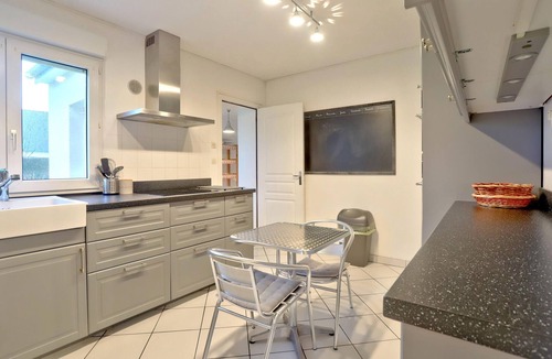 Quettehou House | Cozy home in Quettehou with WiFi