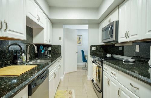 Tamarac House | Cozy Newly Re-done 3BD + 2 BTHS w Large Pool and private backyard !