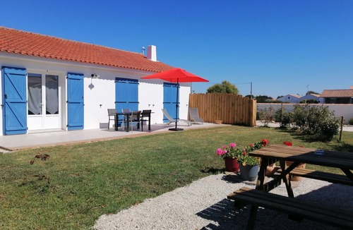 Barbatre House | Detached house near beach and shops