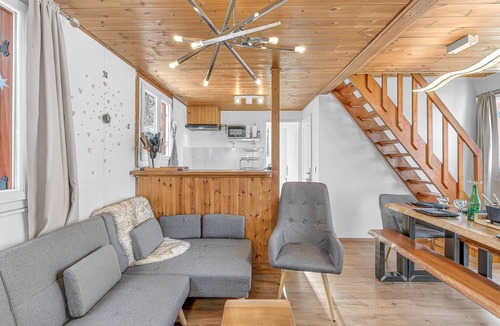 Seyne House | Entire Holiday Home 'Entier Avec Spa 6 Personnes' with Mountain View, Wi-Fi, and Air Conditioning