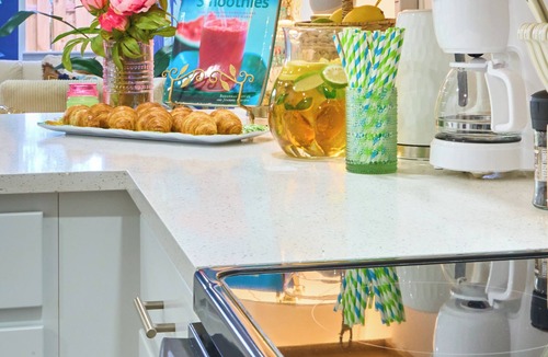Hobe Sound House | EV Lilly Pulitzer Inspired 75in TV 1.5 ml Beach Pet Friendly Smart Home