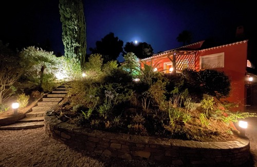 La Londe-les-Maures Villa | Face aux Iles D'hyeres, 50 Mètres de la Plage, Villa 300 M2,5 Chambres, Piscine
