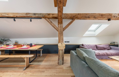 Praranger Ski Chalet | Family Chalet with Sauna, Spa, and Fireplace for 12 – Pet Friendly