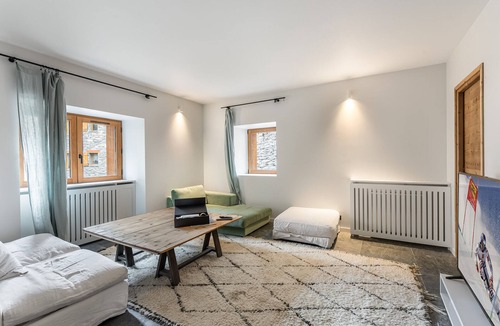 Praranger Ski Chalet | Family Chalet with Sauna, Spa, and Fireplace for 12 – Pet Friendly