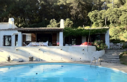 Sorgues Villa | Family home in a pine forest