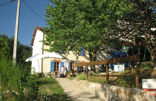 Ambert Apartment | Family-run gîte located in the countryside near a tourist town.