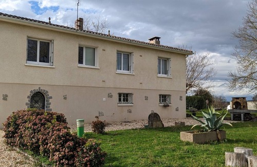 La Rochefoucauld Cottage | Cozy Ground Floor Apartment with Garden, BBQ, Free Bikes, Near Château and Shops
