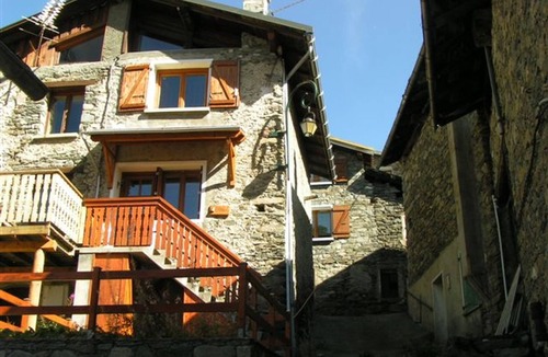 Praranger Apartment | Cozy Village House with Terrace, Close to Skiing and Free Wi-Fi