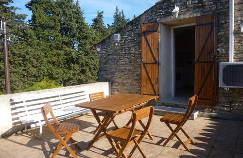 Lagnes Apartment | furnished studio overlooking the luberon