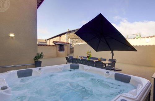 Montchal House | Gîte spacieux avec espace extérieur et jacuzzi à Montchal - FR-1-496-234