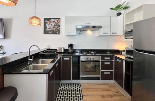 Santa Ana Apartment | G-House, Bright & Mindful Space in a Prime Spot