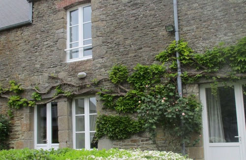Dragey-Ronthon House | Gîte de Tissey in the Bay of Mont-St-Michel, quiet and cosy with wood-burning stove.