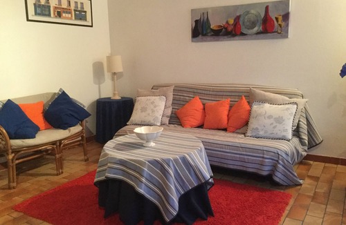 Saint-Fort-sur-Gironde Cottage | Gite in Quiet Hilltop Hamlet - An Area Of Vineyards With Stunning Views