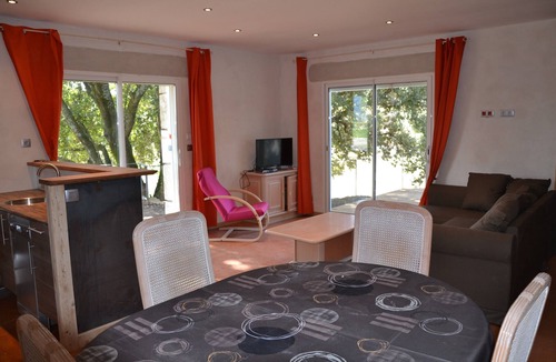 Lagorce Cottage | Gîte with spacious terrace, beautiful views, close to shops and rivers