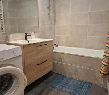 Charpennes - Charmettes Apartment | Grand Studio Lyon Villeurbanne Proche Metro - Wifi