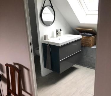 Pontgouin House | Grande chambre avec salle de bain et WC privés