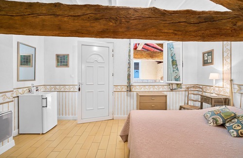 Saint-Sulpice-de-Roumagnac Bed & Breakfast | Guest Rooms 'Le Pré Fleuri 1' with Shared Pool, Shared Terrace and Wi-Fi