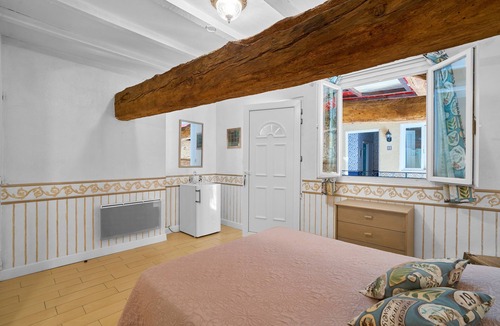 Saint-Sulpice-de-Roumagnac Bed & Breakfast | Guest Rooms 'Le Pré Fleuri 1' with Shared Pool, Shared Terrace and Wi-Fi