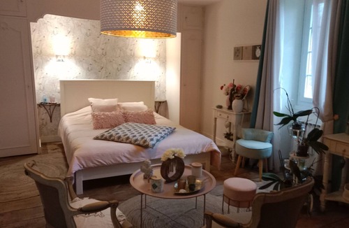 Cours House | Guest House 'La Bougainvilliére' with Private Terrace, Private Garden and Wi-Fi