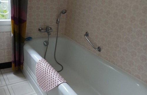 Saint-Aignan Bed & Breakfast | Guest Room 'Hortensia 4p' with Shared Garden and Wi-Fi