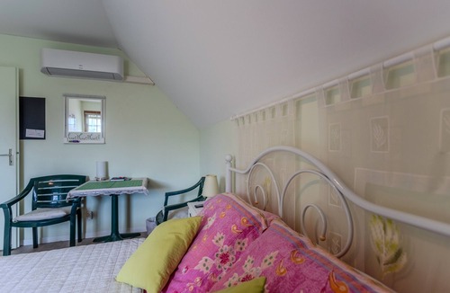 Lescar Bed & Breakfast | Guest Room Le Pesquit - with Shared Terrace, Communal Garden and Air Conditioning