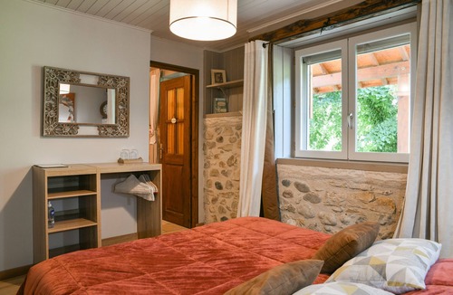 Loisieux Bed & Breakfast | Guest Room 'Noisette' with Mountain View, Shared Pool and Wi-Fi