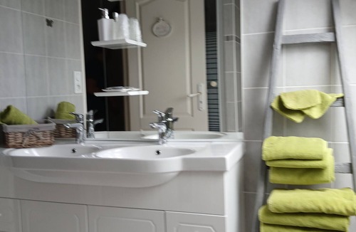 Saint-Aignan Bed & Breakfast | Guest Room 'Orchidée 6p' with Shared Garden and Wi-Fi