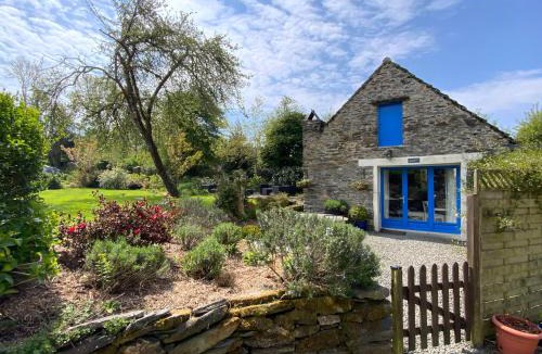 Sizun Apartment | Hayloft at Kergudon Gîtes, Couples' gîte with pool