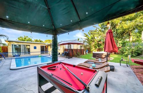 Hunt Club Villa | Heated Pool Spa BBQ Pool Table WiFi Near Beach-Downtown Fun